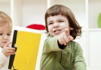 Spielende Kleinkinder Spielende Kleinkinder